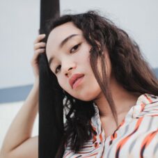 quando fazer o big chop? foto de cabelo em transição capilar com duas texturas